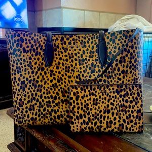 Kate Spade tote LIKE NEW!!! Used once on Christmas Day 2021. You will love it!